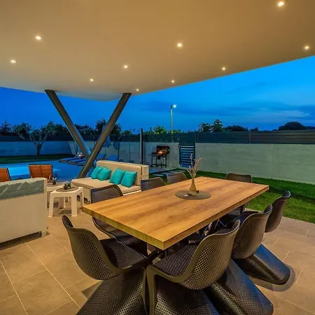 Neue Mit Privatpool, Darts, Bbq * Krnica