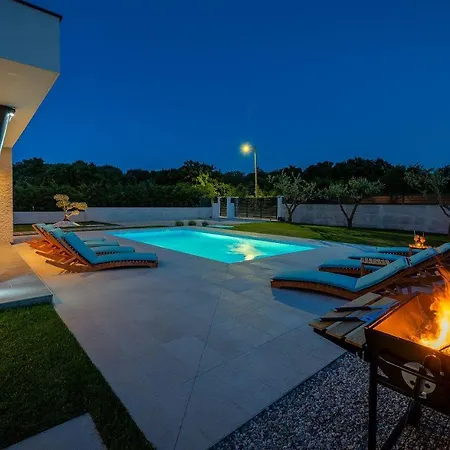 Semesterbostad Neue Mit Privatpool, Darts, Bbq Krnica